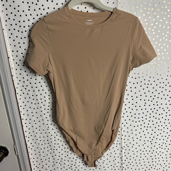 SKIMS Tan Short Sleeve Fitted Bodysuit - Picture 1 of 5